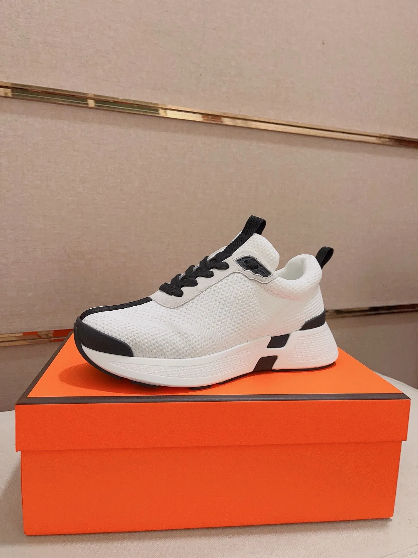 Factory price: 540💰《HERMES》【Classic Original Version】Hermès; Top 🔝 Purchasing Agency 🔍🔍Men's latest 🇺🇸 counters are on sale simultaneously, original imported from Italy ▲▲Silk cowhide with breathable fabric ▲▲ (high-end and expensive Qi·Grade) Exquisite workmanship (Italian 🇮🇹Imported water-dyed 🐂cowhide lining) Sole: Original sole provided by the original factory, ⚠️Exclusive double-layer activity·TPR·Rubber·Combined molded outsole; Super·comfortable·wear-resistant·non-slip·environmental protection The real thing is more beautiful if you take the real thing (high quality, follow the order), you can enter and exit the counter at will * Number of yards: 38·39·40·41·42·43·44# (can be customized 45.)